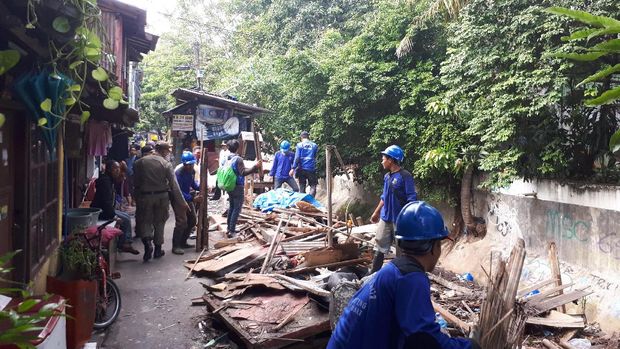 Penertiban ini untuk mengembalikan fungsi saluran air.