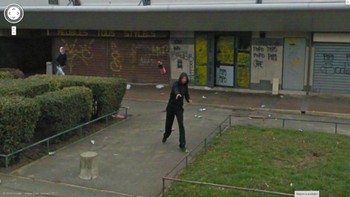 Sepertinya orang ini tidak suka direkam kamera Street View. Foto: Mirror