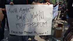 Aksi unjuk rasa untuk segera didaftarkannya obat hepatitis C berlangsung dengan damai di depan kantor Badan Pengawasan Obat dan Makanan (BPOM). Ini kondisinya.