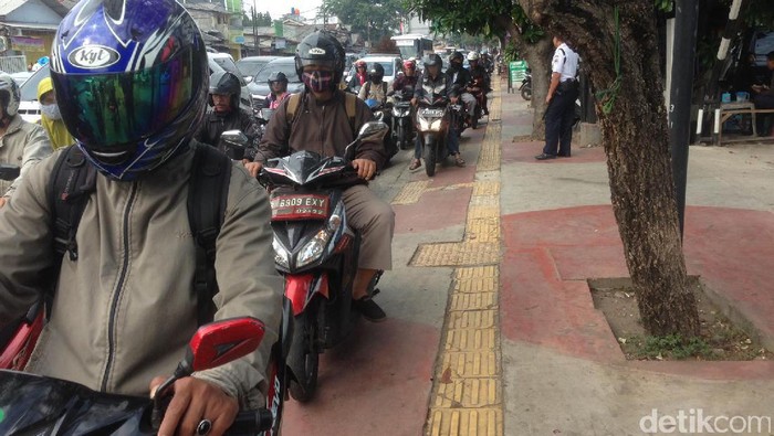 Pemotor yang Tetap Cuek Terobos Trotoar Kala Macet