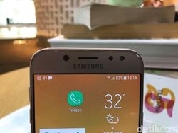 Gaya Seleb Muda Menggenggam Duo Galaxy J Pro