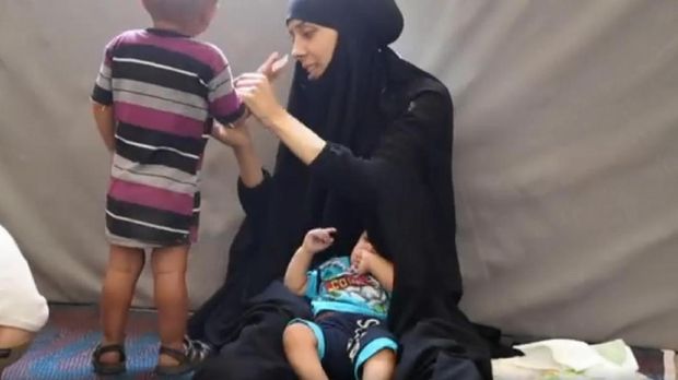 Eman bersama anak-anaknya. 