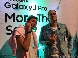 Gaya Seleb Muda Menggenggam Duo Galaxy J Pro