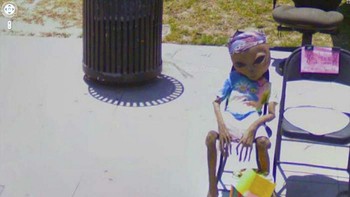 Alien apa cuma boneka dipajang? Foto: Mirror