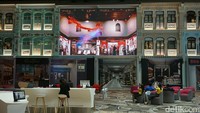 Untuk fasilitas hiburannya, di Terminal 4 Changi ada Bioskop Mini yang terletak di area Heritage Zone. Di sini akan dipentaskan pertunjukan yang bertajuk Peranakan Love Story berdurasi sekitar 6 menit. Ini merupakan penghormatan terhadap warisan budaya Singapura  (Kanavino/detikTravel)