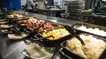Makanan yang disajikan sungguh menggugah nafsu makan terlebih makanan ini diberikan secara gratis. (Foto: Damon Dahlen/Huffington Post