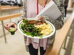 Menengok Kantin Mewah Facebook yang Menyimpan Kisah Sedih