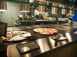 Menengok Kantin Mewah Facebook yang Menyimpan Kisah Sedih