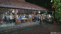 Sama halnya dengan SBY, Agus juga bersalaman dan cipika-cipiki dengan Prabowo. Agus mengenakan kemeja batik berwarna biru. SBY, Agus dan Prabowo berjalan bersama menuju kursi yang telah disediakan.