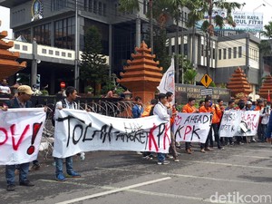 BEM SI Jatim Demo Tolak Pansus Angket KPK di DPRD Jatim