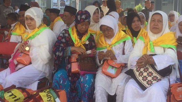 Calon jemaah haji didata sebelum masuk ke asrama haji.