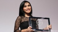 Ayu Ting Ting yang tersenyum semringah. (Foto: Hanif/detikHOT)