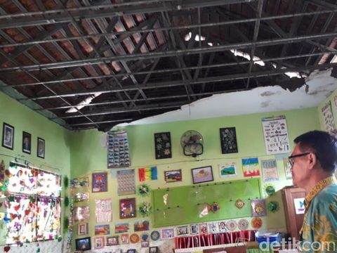 Atap sekolah di Pasuruan runtuh/
