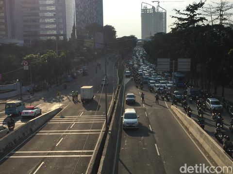 Kondisi lalu lintas JLNT Casablanca, Kamis (27/7/2017) pukul 07.30 WIB.