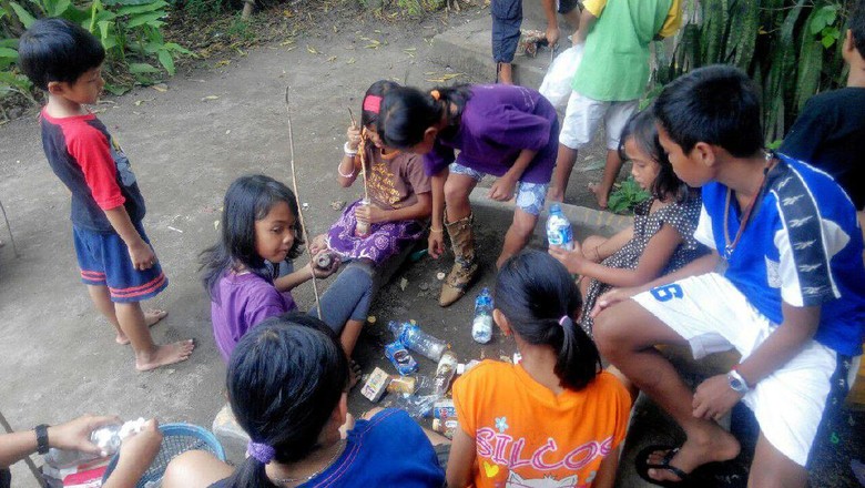 Foto: Anak-anak memasukkan sampah plastik ke dalam botol, yang nantinya bisa menjadi ecobricks (dok Josh Handani/Rumah Inspirasi Jogja) Foto: Anak-anak memasukkan sampah plastik ke dalam botol, yang nantinya bisa menjadi ecobricks (dok Josh Handani/Rumah Inspirasi Jogja)