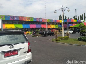 Pengecatan Kantor di Situbondo dengan Motif Batik Dibantu TNI-Polri