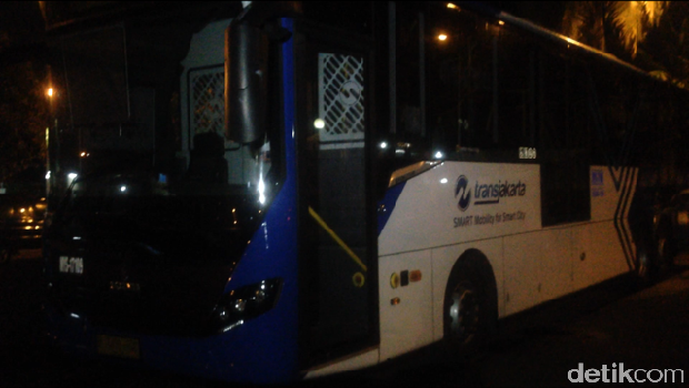 Bus TransJakarta yang dibawa Sentot.