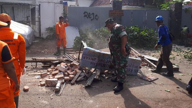 Penertiban mengedepankan cara-cara persuasif sehingga warga sukarela membongkar bangunan mereka.