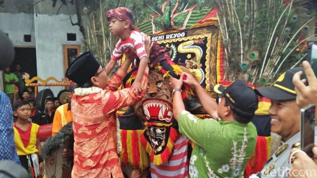 Bupati Irsyad dapat Kalungan Bunga dari Warok Cilik