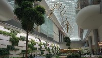 Salah satu mahakarya yang ada di Terminal 4 Bandara Changi ini adalah Petalclouds. Karya kinetik yang bergerak diiringi alunan musik klasik komposer Olafur Arnalds ini membentang 200 meter di Central Galleria, memisahkan area umum dan transit (Kanavino/detikTravel)
