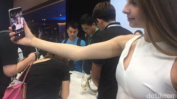 Dua produk baru Meizu ini dilengkapi fitur dual camera. Masing-masing lensa mengunakan sensor Sony IMX386 berukuran 12 MP dengan aperture f/2.0. Sementara kamera belakangnya berukuran 16 MP dengan aperture f/2.0. (Foto: detikINET/Elizabeth Elza Astari Retaduari)