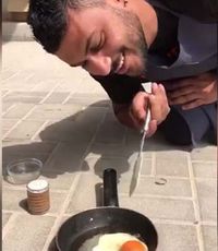 Pria di Dubai Ini Bisa Menggoreng Telur Tanpa Kompor di Jalanan