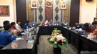 Massa aksi gagal bertemu dengan anggota dewan. Mereka hanya ditemui oleh Subarno Kabag Persidangan dan Sutejo Kepala Sub Pelayanan Aspirasi Masyarakat, Sekretariat DPRD Jatim.