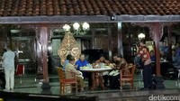 SBY dan Prabowo Subianto duduk bersama di satu meja dan menyantap nasi goreng.