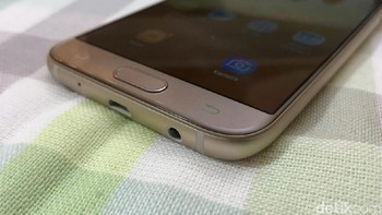 Terdapat tombol home yang menyatu dengan sensor sidik jari. Bagian bawah terdapat port jack audio dan micro USB. (Foto: detikINET/Adi Fida Rahman)