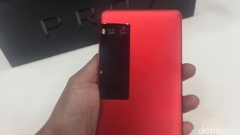 Meizu menyediakan sejumlah varian warna. Untuk Pro 7 tersedia warna hitam, emas, dan merah. Sementara Pro 7 Plus ada warna hitam, crystal silver, amber gold, dan space black. (Foto: Elizabeth Elza Astari Retaduari/detikINET)