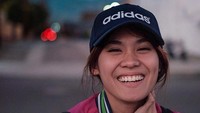 Kemudian, ia meminta idolanya itu untuk memberikan bubuhan tulisan atau tanda tangan di gitar yang ia sebut sebagai anaknya sendiri tersebut. Foto: Instagram Sheryl Sheinafia