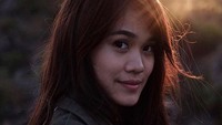 John Mayer yang lebih dulu telah berjanji akan menandatangani gitar milik Sheryl Sheinafia pun menemuinya.  Foto: Instagram Sheryl Sheinafia