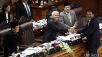 Ketua Banggar DPR RI Aziz Syamsudin menyerahkan hasil rapat Banggar mengenai membahas RUU pertangungjawaban pelaksanaan APBN 2016-2017 kepada pempinan rapat.
