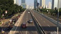 Pemotor mulai tertib dengan tak melintas di JLNT Casablanca, Jakarta Selatan pukul 08.15 WIB, Kamis (27/7/2017). Foto: Heldania Utri Lubis/detikcom