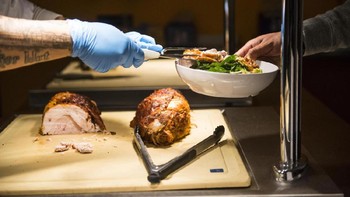 Tugasnya adalah mempersiapkan menu sarapan, makan siang dan makan malam di hari kerja para karyawan Facebook. (Foto: Damon Dahlen/Huffington Post)