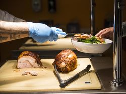 Menengok Kantin Mewah Facebook yang Menyimpan Kisah Sedih