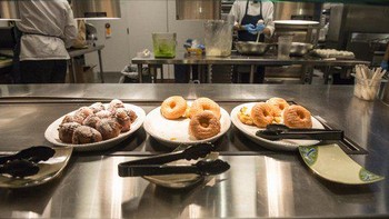 Ada donat bertaburan gula. (Foto: Damon Dahlen/Huffington Post)