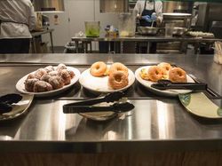 Menengok Kantin Mewah Facebook yang Menyimpan Kisah Sedih