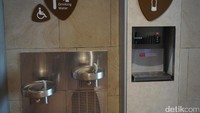 Disediakan juga air siap minum untuk traveler. Kamu bisa mengisi ulang tempat minummu di area ini (Kanavino/detikTravel)