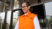 Sedangkan sisa uang Rp 170 juta diduga terkait dengan komitmen setoran triwulan yang telah disepakati sebelumnya. Selain Kepala Dinas PUPR, tiga pimpinan DPRD Kota Mojokerto dijadikan tersangka. Yakni Purnomo (Ketua DPRD Kota Mojokerto dari PDIP), Umar Faruq (Wakil Ketua DPRD Kota Mojokerto dari PAN), dan Abdullah Fanani (Wakil Ketua DPRD Kota Mojokerto dari PKB).