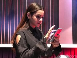 Gaya Seleb Muda Menggenggam Duo Galaxy J Pro