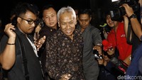 Agus Hermanto yang mengenakan batik lengan panjang berjalan menuju kediaman SBY.
