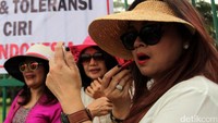Seorang pendemo menghiasi diri saat berunjuk rasa.
