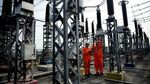 Petugas PLN Lakukan Pemeliharaan GIS Alam Sutera
