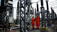 Petugas juga memeriksa trafo tenaga 150/20 kV di GIS Alam Sutera. Dok. Humas PLN.
