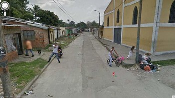 Mobil Google memang berkeliling kemana-mana mengabadikan gambar jalanan dari dekat. Ini di Kolombia di mana sepertinya ada geng yang mengacungkan senjata. Foto: Mirror
