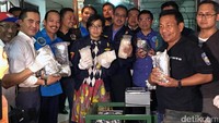 Jaringan tersebut juga diketahui mengirim sabu dari China ke Indonesia melalui kapal laut. Sabu-sabu itu diselundupkan di dalam mesin pemoles sepatu.
