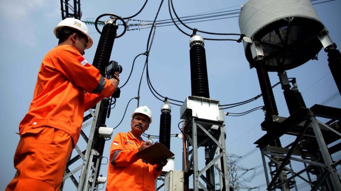 Petugas PLN Area Pelaksanaan Pemeliharaan (APP) Duri Kosambi lakukan inspeksi harian dan pemeliharaan Gas Insulated System (GIS) Alam Sutera, Tangerang Selatan.