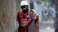 Ada juga yang memakai ketapel. REUTERS/Ueslei Marcelino.