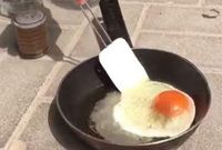 Pria di Dubai Ini Bisa Menggoreng Telur Tanpa Kompor di Jalanan